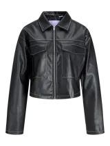 Campera corta de cuero sintético negra con cuello clásico, cierre frontal con cremallera, bolsillos con solapa en el pecho y costuras blancas en contraste.