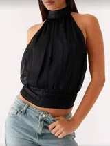Blusa negra con cuello halter, espalda descubierta y lazo en la nuca.