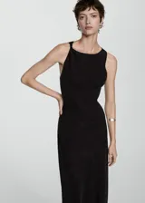 Vestido midi negro de breteles finos con detalle de nudo en uno de los breteles.
