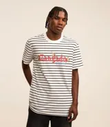 Remera de hombre a rayas horizontales blancas y negras, de corte recto y manga corta. Estampado frontal con el personaje Gruñón de Blancanieves y el texto "Zangado".