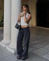 Pantalón wide leg de denim negro con tiro bajo.