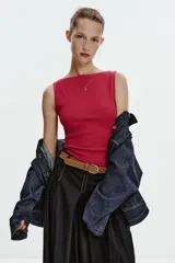 Camiseta sin mangas color fucsia, de corte ajustado y cuello barco.