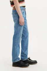 Pantalón de jean de calce slim fit, color azul medio, con tiro medio y confeccionado en tejido denim elástico. Modelo Levi's 511.