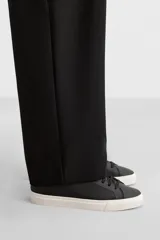 Zapatillas blancas de cuero sintético con cordones, forro interior y plantilla color beige.