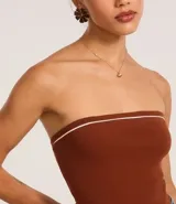 Body marrón de rib sin breteles con detalle contrastante en el escote.