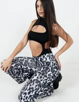 Body negro asimétrico con cuello alto y aberturas en el frente y laterales.