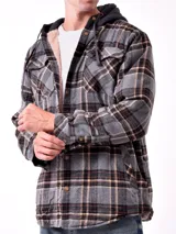 Campera tipo camisa de franela a cuadros blancos y negros, con capucha gris y forro de piel sintética color crema.