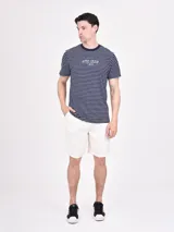 Bermuda de gabardina color celeste, con cintura ajustable con cordón y bolsillos laterales.