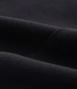 Bermuda de crepé color rojo, con pliegues frontales y botones decorativos en los bolsillos laterales.