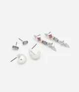 Set de tres pares de aros plateados con diferentes diseños: un par de aros tipo argolla pequeña, un par de aros con forma rectangular y un par de aros colgantes con strass de colores.