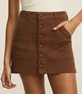 Minifalda marrón de sarga cotelé con botones forrados en el frente y bolsillos laterales.