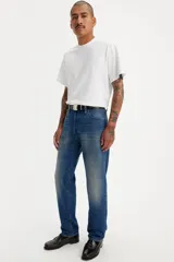 Pantalón de jean de tiro medio, corte recto y color azul con desgaste en muslos.