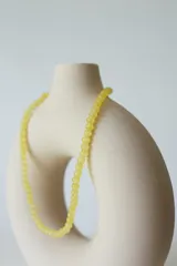 Collar corto de cuentas redondas de vidrio color naranja.