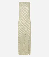 Vestido midi sin mangas color beige, tejido al crochet con patrón geométrico calado.