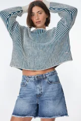 Sweater de punto grueso a rayas verticales en color azul petróleo y borgoña, de corte holgado y mangas largas.