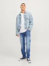 Jean de calce tapered, color azul denim, con tiro alto, rodilla cómoda y abertura de pierna ceñida.