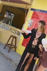 Saco largo de tejido de punto negro con diseño calado y acordonado en el frente, de manga larga.