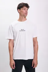 Remera verde militar de manga corta con estampa frontal con la palabra 'California' en color crema.
