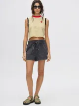 Short de jean negro con cintura elástica y cordón ajustable.