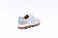 Zapatillas Magnolia de cuero color borgoña con detalles en rosa pastel y suela color caramelo.
