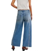 Pantalón de jean azul de tiro medio, con silueta amplia y recta. Presenta un diseño de cinco bolsillos y una costura vertical marcada en contraste a lo largo de las piernas.