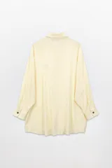 Camisa color crema de lino con botones y detalles bordados a contratono.