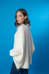 Sweater color crema de tejido de punto con cuello redondo adornado con plumas.
