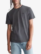 Remera gris de manga corta y cuello redondo, con logo CK bordado en el pecho.