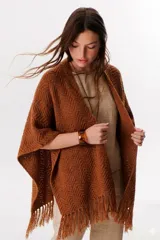 Ruana color tostado de tejido de punto con diseño de espiga y flecos en el borde inferior.