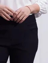 Pantalón negro de gabardina elastizada, marca Ruby Rd. Modelo recto con bolsillos delanteros y traseros, terminación al tobillo.