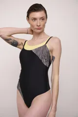 Malla entera de lycra con diseño color block en negro, amarillo y rayas verticales blancas y negras.