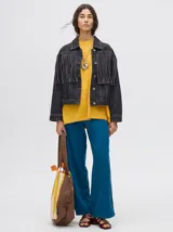 Campera de jean negra con flecos en la parte delantera y cuello camisero.