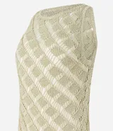 Vestido midi sin mangas color beige, tejido al crochet con patrón geométrico calado.