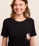 Camisón corto negro de viscosa con cuello redondo y mangas cortas. Estampa de un perro corgi con la frase "I love my cardio".