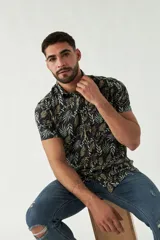 Camisa de hombre estampada, de manga corta y fit slim. Presenta cartera abotonada y logo bordado.