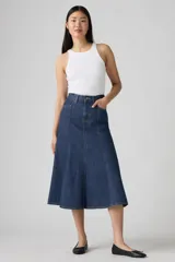 Falda midi de jean azul oscuro, corte evasé y tiro alto.