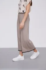 Pantalón culotte color visón con textura acanalada, tiro alto y corte ancho.