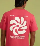 Remera masculina de algodón color coral, corte comfort, cuello redondo y manga corta. Estampa abstracta con texto en el frente.