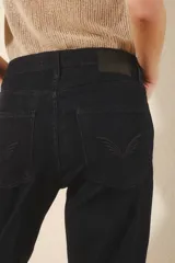 Pantalón de jean acampanado color azul oscuro, con cintura alta y bolsillos delanteros y traseros.