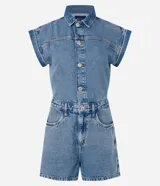 Mono corto de jean azul, con cuello camisero, cierre abotonado frontal, mangas cortas con dobladillo, trabillas en la cintura y bolsillos delanteros y traseros.