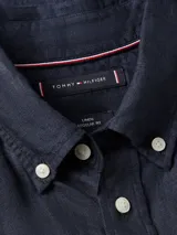 Camisa de manga corta Tommy Hilfiger confeccionada en lino color azul marino, con cuello abotonado y logo bordado en el pecho. Corte regular.