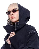 Campera larga con capucha, confeccionada en jean negro.
