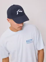 Remera celeste de algodón con estampado del logo de la marca Rusty en el frente y la espalda.