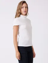 Remera blanca texturada de la marca Tahari, con cuello alto y manga corta.