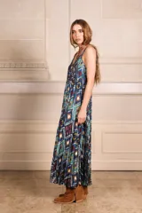 Vestido largo de seda con estampado geométrico en tonos azul, rojo, blanco y amarillo.