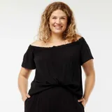 Blusa negra con escote bardot, mangas cortas y corte holgado.