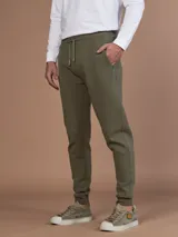 Pantalón jogger verde militar con cintura elástica ajustable con cordón, bolsillos laterales con cierre y corte ajustado.