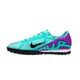 Championes de fútbol Nike Zoom Mercurial Vapor 15 Academy TF, color celeste con detalles en violeta y negro.