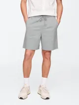 Short de hombre color azul marino, corte recto y largo a la rodilla.