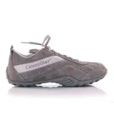 Zapato Caterpillar modelo Iris color gris, de gamuza, con cordones y suela de goma.